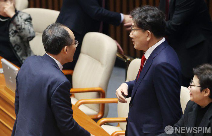 [서울=뉴스핌] 정일구 기자 = 권성동 국민의힘 원내대표가 3일 오후 서울 여의도 국회에서 열린 제422회 국회(임시회) 개회식에서 추경호 의원과 대화를 나누고 있다. 2025.02.03 mironj19@newspim.com