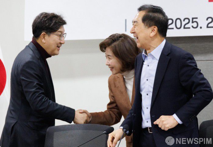 [서울=뉴스핌] 윤창빈 기자 = 권성동 국민의힘 원내대표, 나경원·김기현 의원이 5일 오전 서울 여의도 국회 의원회관에서 송언석 국회 기획재정위원장 주재로 열린 대한민국 경제 재도약을 위한 정책토론회 1탄 건설 산업 경청회에서 인사를 나누고 있다. 2025.02.05 pangbin@newspim.com