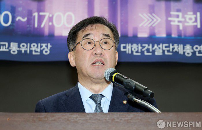 [서울=뉴스핌] 정일구 기자 = 맹성규 국회 국토교통위원장이 6일 오후 서울 여의도 국회 의원회관에서 열린 2025 건설산업 경쟁력 강화와 건설안전을 위한 토론회에서 축사를 하고 있다. 2025.02.06 mironj19@newspim.com