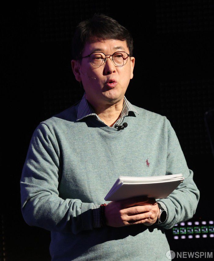 [서울=뉴스핌] 이호형 기자 = 최응천 국가유산청장이 6일 오전 서울 삼성동 코엑스 스튜디오159에서 열린 '국가유산청이 새로 쓰는 신라사' 성과 공개회에서 10년간 발굴조사와 연구 성과를 브리핑하고 있다.  2025.02.06 leemario@newspim.com