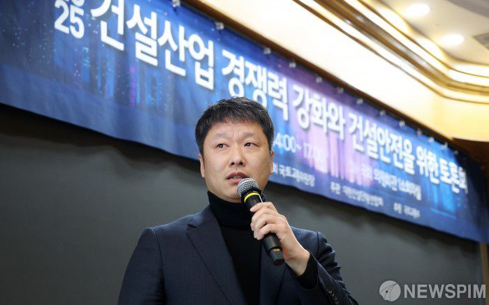 [서울=뉴스핌] 정일구 기자 = 나경연 한국건설산업연구원 경제금융·도시연구실장이 6일 오후 서울 여의도 국회 의원회관에서 열린 2025 건설산업 경쟁력 강화와 건설안전을 위한 토론회에서 발제를 하고 있다. 2025.02.06 mironj19@newspim.com