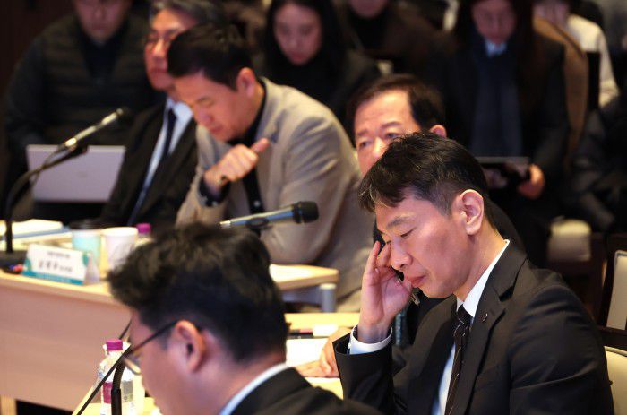 [서울=뉴스핌] 김학선 기자 = 이복현 금융감독원장이 6일 서울 여의도 한국거래소에서 열린 한국증시 활성화를 위한 열린토론회에서 생각에 잠겨 있다. 2025.02.06 yooksa@newspim.com