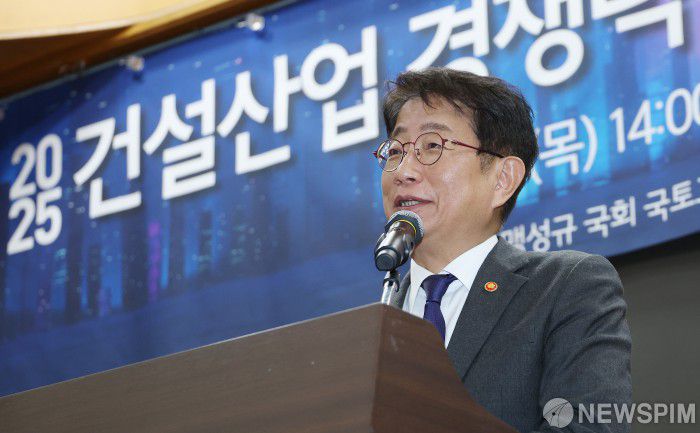 [서울=뉴스핌] 정일구 기자 = 박상우 국토교통부 장관이 6일 오후 서울 여의도 국회 의원회관에서 열린 2025 건설산업 경쟁력 강화와 건설안전을 위한 토론회에서 축사를 하고 있다. 2025.02.06 mironj19@newspim.com