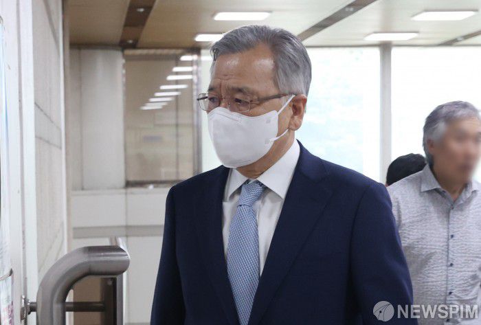 특정경제범죄가중처벌법상 수재 등 혐의로 기소된 박영수 전 특별검사에 대한 1심 선고기일이 오는 13일 열린다. 사진은 '가짜 수산업자'로부터  금품 수수 혐의로 기소된 박 전 특검이 지난해 7월26일 오후 서울 서초구 서울중앙지법서 열린 1심 선고 공판에 출석하는 모습. [사진=뉴스핌 DB]