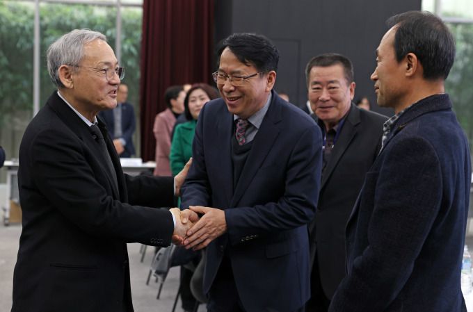 유인촌 문화체육관광부 장관이 11일 광주 지역을 방문해 국립아시아문화전당 국제회의실에서 광주·전남 지역 여행업계 관계자를 만나 간담회를 갖고 인사를 나누고 있다. [사진=문화체육관광부]