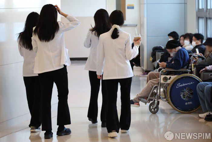 [서울=뉴스핌] 김학선 기자 =  6일 서울시내 한 대학병원의 의료진 모습. 2025.02.06 yooksa@newspim.com