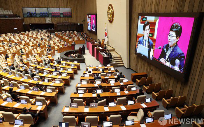[서울=뉴스핌] 정일구 기자 = 김문수 고용노동부 장관이 14일 오후 서울 여의도 국회에서 열린 제422회 국회(임시회) 제6차 본회의 교육·사회·문화 분야 대정부질문에서 임의자 국민의힘 의원 질의에 답하고 있다. 2025.02.14 mironj19@newspim.com