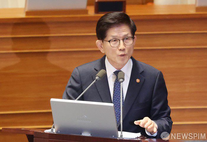 [서울=뉴스핌] 정일구 기자 = 김문수 고용노동부 장관이 14일 오후 서울 여의도 국회에서 열린 제422회 국회(임시회) 제6차 본회의 교육·사회·문화 분야 대정부질문에서 임의자 국민의힘 의원 질의에 답하고 있다. 2025.02.14 mironj19@newspim.com