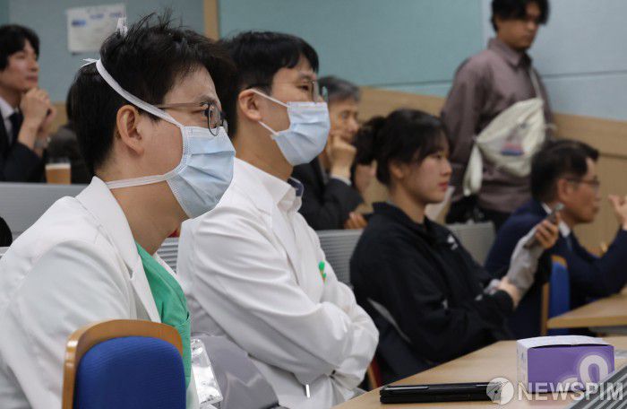 [서울=뉴스핌] 양윤모 기자 =사진은 '의료 개혁, 어디로 가는가'라는 주제로 이뤄진 토론회에는 장상윤 대통령실 사회수석비서관과 정경실 보건복지부 의료개혁추진단장, 강희경·하은진 서울대 의대 교수가 참석한 모습. 2024.10.10 yym58@newspim.com