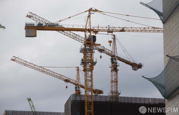 신동아건설이 자금난을 극복하지 못하고 법정관리를 신청하면서 건설업계 전반으로 도미노 부실 우려가 커지고 있다.  건설현장에서 크레인 작업이 진행되는 모습. [사진=뉴스핌DB]