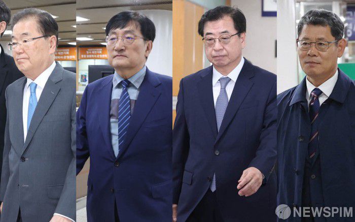 '탈북어민 강제북송' 사건으로 기소된 문재인 정부 외교·안보라인 고위 인사들에 대한 1심 선고기일이 오는 19일 열린다. 사진은 정의용 전 국가안보실장(왼쪽부터),노영민 전 대통령 비서실장,서훈 전 국가정보원장,김연철 전 통일부장관이 2023년 11월1일 오전 서초구 서울중앙지방법원에서 열린 국가정보원법 위반 관련 첫 공판에 출석하는 모습. [사진=뉴스핌 DB]