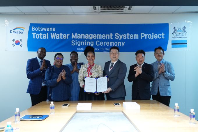 한성용 한국수자원공사 글로벌사업본부장(왼쪽 다섯 번째)과 보노 쿠모타카(Bono Khumotaka) 수자원주택부 차관(왼쪽 네 번쨰)이 현지시각 14일 보츠와나 수도 가보로네에서 '통합물관리시스템 구축사업' 계약을 체결하고 기념사진을 촬영하고 있다. [사진=한국수자원공사] 2025.02.16 sheep@newspim.com