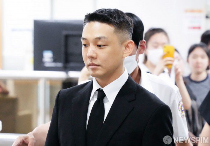 상습 마약 투약 혐의로 1심에서 징역 1년을 선고받고 법정 구속된 배우 유아인(본명 엄홍식)의 항소심 선고기일이 오는 18일 열린다. 사진은 유씨가 지난해 9월3일 오후 서울 서초구 서울중앙지방법원에서 열린 1심 선고기일에 출석하는 모습. [사진=뉴스핌 DB]