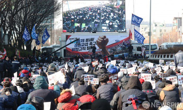 전국금속노동조합가 11일 오후 서울 서초구 현대자동차 본사 앞에서 '현대차의 계열사 통제,파업으로 돌파' 금속노조 결의대회를 연 가운데 참석자들이  피켓을 들고 구호를 외치고 있다. [사진=뉴스핌 DB]