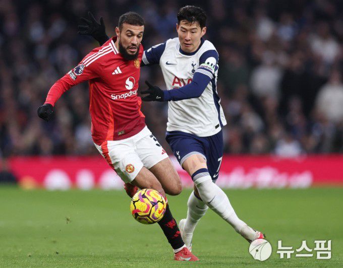 [런던 로이터 =뉴스핌] 박상욱 기자 = 손흥민이 17일 EPL 25라운드 맨유와 홈 경기에서 볼을 다투고 있다. 2025.2.17 psoq1337@newspim.com