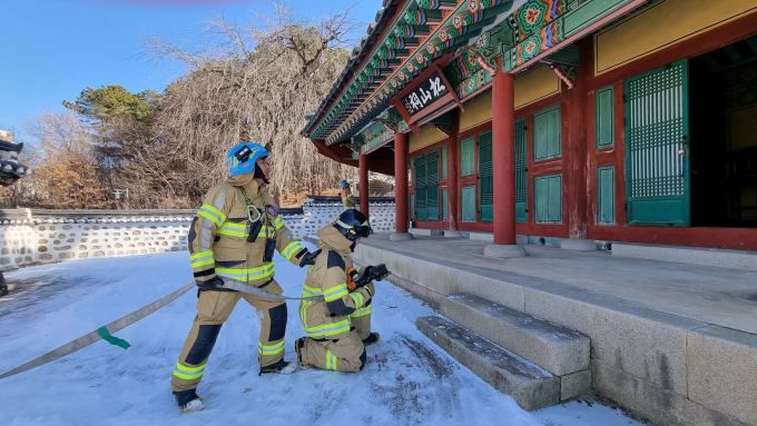 의정부소방서, 「문화재 화재안전주간」 현장안전지도 및 훈련 실시[사진=의정부소방서]