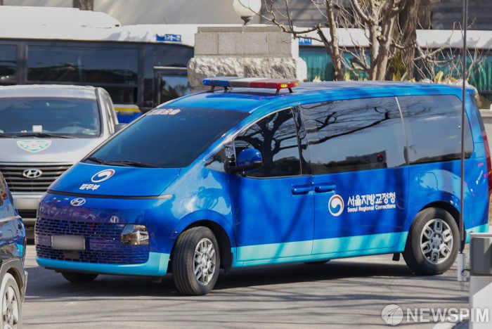 [서울=뉴스핌] 사진공동취재단 = 윤석열 대통령이 탑승한 호송차가 탄핵심판 9차 변론기일에 참석하기 위해 18일 서울 종로구 헌법재판소로 들어오고 있다. 2025.02.18 choipix16@newspim.com