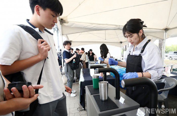 [서울=뉴스핌] 정일구 기자 = 세계 환경의 날인 5일 오후 서울 마포구 월드컵공원 평화광장에서 열린 '2024 서울 생태전환교육 한마당'을 찾은 학생들이 텀블러에 음료를 받고 있다. 2024.06.05 mironj19@newspim.com