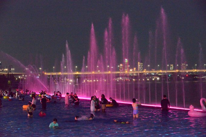 지난해 열린 빛나는 달빛수영장에서 시민들이 여름을 즐기고 있다. [서울시 제공]