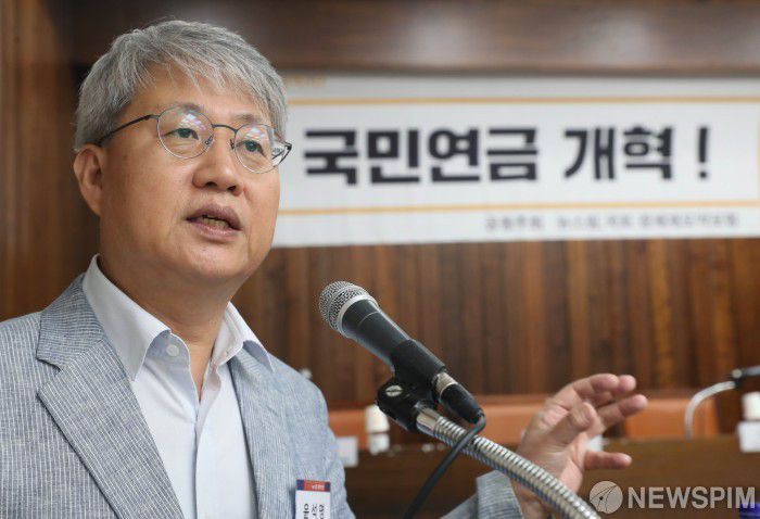 [서울=뉴스핌] 김학선 기자 = 윤석명 보건사회연구원 연구위원이 12일 오후 서울 여의도 국회도서관에서 열린 2018 뉴스핌 정책진단 세미나 '국민연금 개혁! 어떻게 해야하나?'에서 주제발표를 하고 있다. 2018.09.12 yooksa@newspim.com