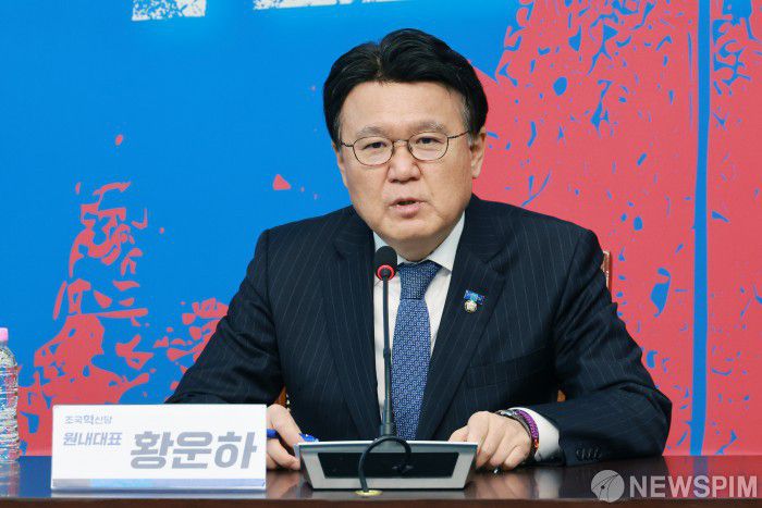 [서울=뉴스핌] 이형석 기자 = 황운하 조국혁신당 원내대표가 12일 오전 서울 여의도 국회에서 윤석열 대통령 담화 관련 입장발표를 하고 있다. 2024.12.12 leehs@newspim.com