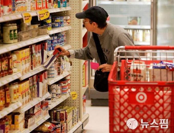 LA 타겟 매장에서 식료품을 고르는 소비자 [사진=로이터 뉴스핌]