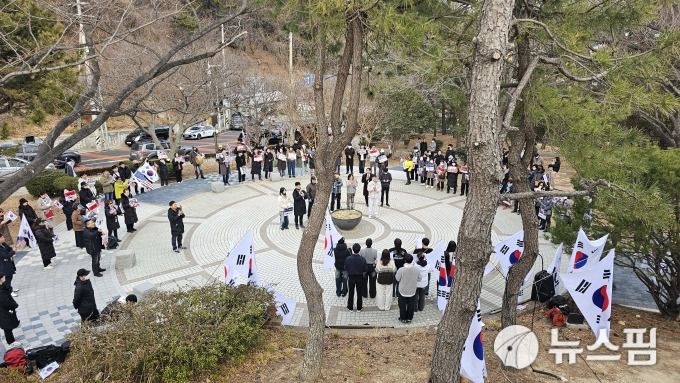 [부산=뉴스핌] 남동현 기자 =  고신대학교 학생들이 27일 오후 4시 부산 영도구 동삼동 75광장에서 윤석열 대통령의 탄핵을 반대하는 집회를 열고 있다. 2025.02.27