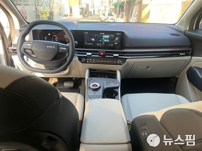 [서울=뉴스핌] 조수빈 기자 지난 2월 기아 스포티지 LPG 모델을 시승했다. 스티어링 휠에는 더블 D컷 스타일을 적용했고 차세대 인포테인먼트 시스템 'ccNC'가 적용된 파노라믹 커브드 디스플레이가 눈에 띈다.  [사진=조수빈 기자] 2025.03.07 beans@newspim.com