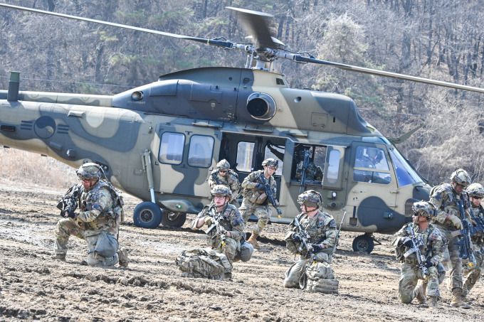004~007 육군은 11일, 경기도 파주 무건리훈련장에서 '한미연합 공중강습 훈련'을 실시했다. 한미 양국 장병 400여 명이 참가한 이번 훈련은 한국군 주도의 연합 공중강습 수행능력을 강화하기 위해 실시되었다. 사진은 1제대로 공중기동한 미군 장병들이 착륙지대 인근의 경계를 강화하고 있는 모습이다.