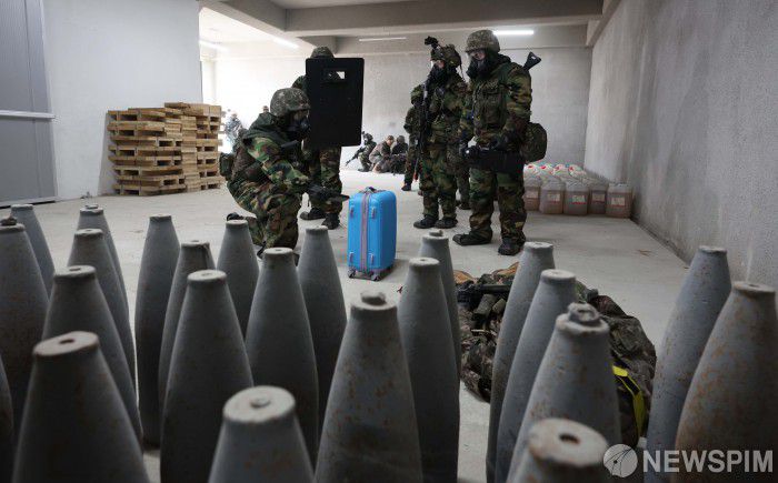 [파주=뉴스핌] 사진공동취재단 = 12일 경기 파주시 무건리 훈련장에서 2025년 FS/TIGER 연습 일환으로 열린 '연합 WMD 제거작전 훈련'에서 제25보병사단 장병들이 WMD 시설 탈취 후 화생방 제독을 실시하고 있다. 2025.03.12 photo@newspim.com