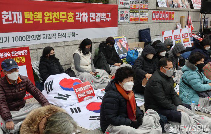 [서울=뉴스핌] 양윤모 기자 = 윤석열 대통령 탄핵심판 선고를 앞두고 12일 오후 서울 종로구 헌법재판소 앞에서 윤 대통령 지지자들이 탄핵의 기각을 위한 자발적 단식 투쟁을 하고 있다. 2025.03.12 yym58@newspim.com