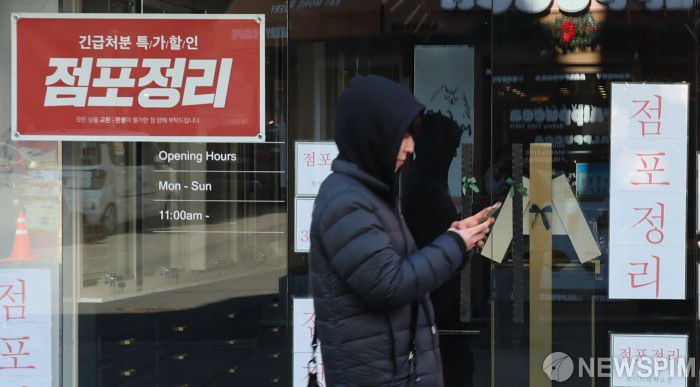 [서울=뉴스핌] 양윤모 기자 = 계속되는 경기의 침체속 18일 서울 종로구 대학로의 빈 상가가 새 주인을 기다리고 있다. 2025.02.18 yym58@newspim.com