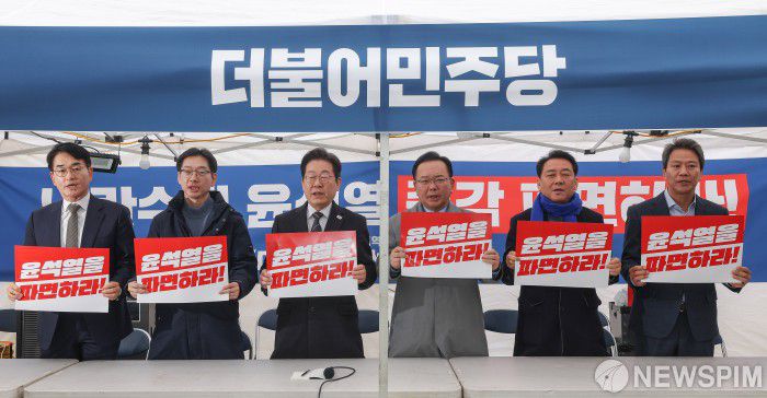[서울=뉴스핌] 최지환 기자 = 이재명 더불어민주당 대표가 12일 서울 광화문 앞 민주당 천막농성장에서 열린 국난극복을 위한 시국간담회에서 참석자들과 함께 구호를 외치고 있다. 왼쪽부터 박용진 전 의원, 김경수 전 경남지사, 이 대표, 김부겸 전 국무총리, 이광재 전 국회 사무총장, 임종석 전 대통령 비서실장. 2025.03.12 choipix16@newspim.com