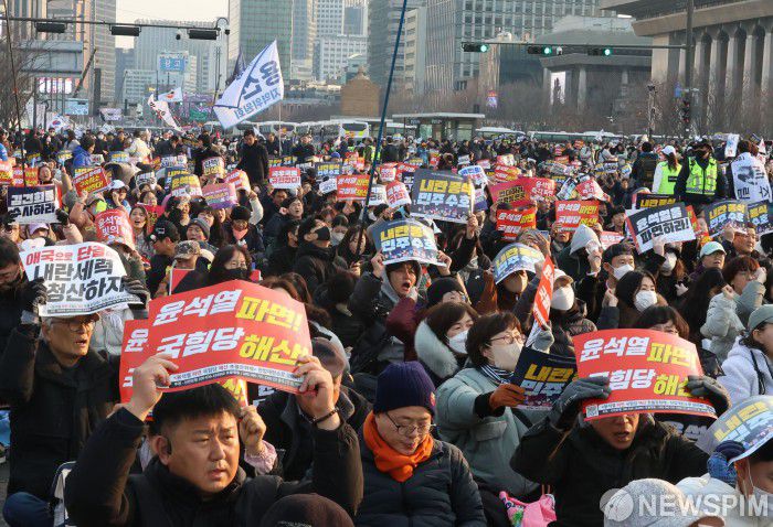 [서울=뉴스핌] 양윤모 기자 = 검찰 비상계엄 특별수사본부(본부장 박세현 서울고검장)가 8일 오후 윤 대통령에 대한 석방 지휘서를 서울구치소에 송부한 가운데, 윤석열 즉각퇴진·사회대개혁 비상행동이 서울 광화문 동십자각 근처에서 윤석열 탄핵을 위한 '14차 범시민대행진'을 개최하며 검찰의 윤석열 석방을 규탄하는 집회를 열고 있다. 2025.03.08 yym58@newspim.com