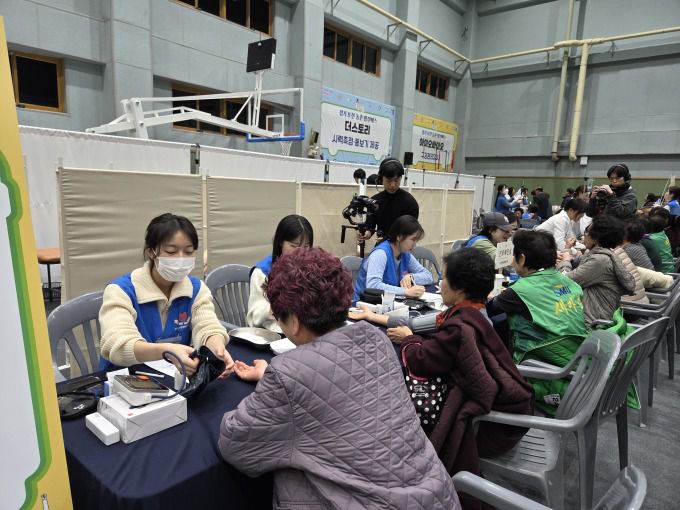 18일 경기 포천시 가산체육문화센터에서 진행된 '농촌 왕진버스' 사업 현장. [사진=농림축산식품부] 2025.03.18 plum@newspim.com