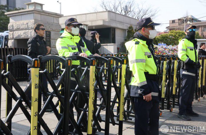 [서울=뉴스핌] 양윤모 기자 = 윤석열 대통령 탄핵심판 선고가 임박한 가운데 14일 오후 헌법재판소가 바리케이트로 철저히 봉쇄되고  있다.  2025.03.14 yym58@newspim.com