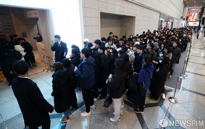 [서울=뉴스핌] 정일구 기자 = 19일 오전 서울 강남구 코엑스에서 열린 2025학년도 정시 대학입학정보박람회를 찾은 수험생 및 학부모들이 줄지어 입장하고 있다. 2024.12.19 mironj19@newspim.com