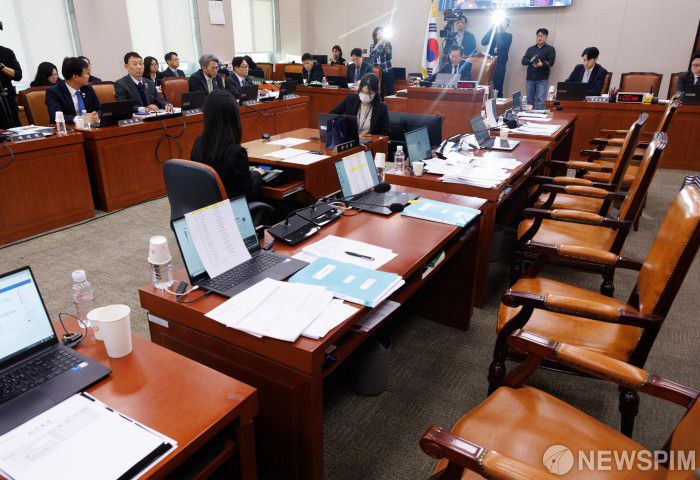 [서울=뉴스핌] 윤창빈 기자 = 19일 오후 서울 여의도 국회에서 열린 법제사법위원회 전체회의에서 김건희·수사 외압의혹 상설특검안이 야당 주도로 통과되고 있다. 2025.03.19 pangbin@newspim.com