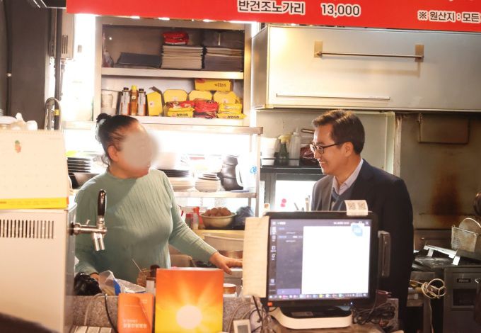 김동연 지사는 20일 낮 12시 수원시 영통구에 위치한 음식점을 찾아 점심식사로 비빔국수를 주문한 뒤 점주와 대화를 나눴다. [사진=경기도]