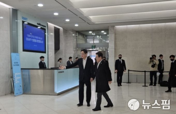 이재용 삼성전자 회장(왼쪽)과 이재명 더불어민주당 대표가 20일 오전 서울 강남구 청년소프트웨어 아카데미(SSAFY) 서울캠퍼스에서 만나 인사하고 있다. [사진=김정인 기자]