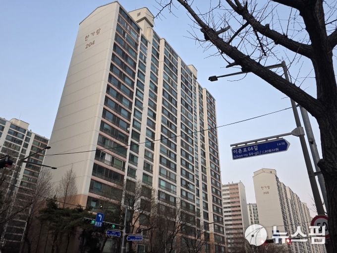 [서울=뉴스핌] 송현도 기자 = 지난 19일 서울시가 토허제 확대 지정하자 신규 규제 대상으로 지정된 용산구 주민들 사이에서 반발의 목소리가 새어나온다. 사진은 용산구 이촌동 아파트 단지의 모습. 2025.03.20 dosong@newspim.com