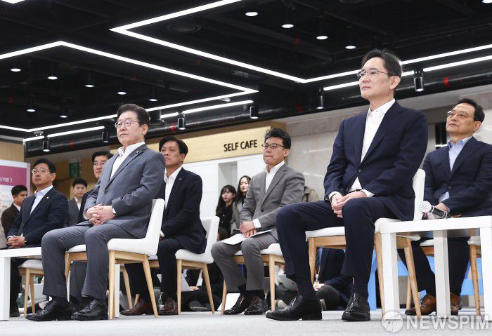 이재명 더불어민주당 대표(왼쪽)와 이재용 삼성전자 회장이 지난 20일 오전 서울 강남구 멀티캠퍼스 역삼 SSAFY 서울캠퍼스에서 열린 청년 취업 지원을 위한 현장 간담회에 참석해 있다. [사진=뉴스핌DB]