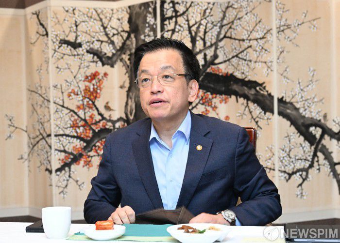 [서울=뉴스핌] 최상목 대통령 권한대행 부총리 겸 기획재정부 장관이 20일 서울 종로구 정부서울청사에서 열린 '거시경제.금융현안 간담회'를 주재하며 모두발언을 하고 있다.[사진=기획재정부] 2025.03.20 photo@newspim.com