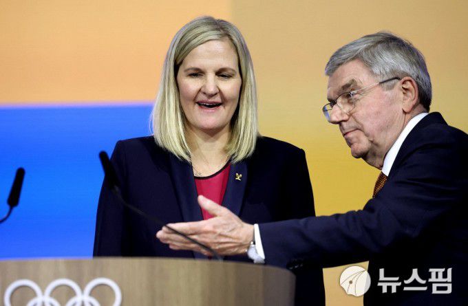 [코스타 나바리노 로이터 =뉴스핌] 박상욱 기자 = 토마스 바흐 IOC 위원장이 20일 새 IOC 위원장으로 당선된 커스티 코번트리을 소개하고 있다. 2025.3.20 psoq1337@newspim.com
