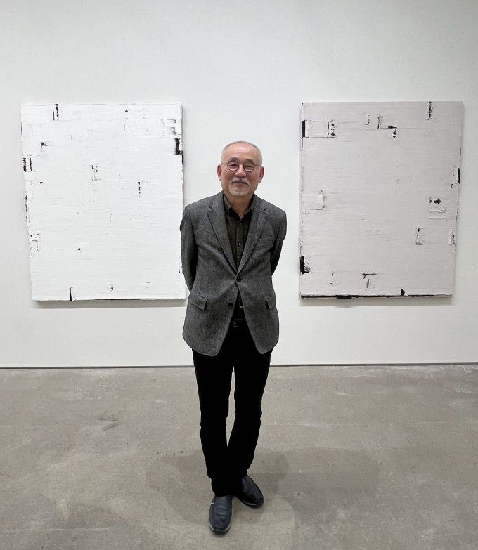 [서울=뉴스핌] 리안갤러리 서울에서 열리는 자신의 개인전에서 포즈를 취한 작가 김근태. 전시는 오는 4월 30일까지 열린다. [사진=이영란 미술전문기자] 2025.03.22 art29@newspim.com