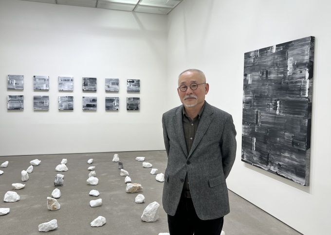 [서울=뉴스핌]리안갤러리 서울에서 개막한 자신의 개인전에서 신작및 설치작품 앞에서 포즈를 취한 작가 김근태. [사진=이영란 미술전문기자] 2025.03.13 art29@newspim.com