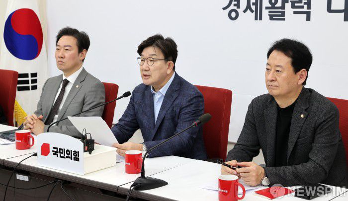 [서울=뉴스핌] 최지환 기자 = 권성동 국민의힘 원내대표가 23일 오후 서울 여의도 국회에서 열린 기자간담회에서 발언하고 있다. 2025.03.23 choipix16@newspim.com