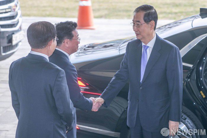 [서울=뉴스핌] 이길동 기자 = 한덕수 대통령 권한대행 겸 국무총리가 24일 정부서울청사로 직무에 복귀하기위해 출근하고 있다. 지난해 12월 27일 국회에서 탄핵안이 가결된 이후 87일 만이다. 헌법재판소는 이날 한 총리 탄핵심판 사건 선고 공판에서 헌재 재판관 8명 중 기각 5명, 각하 2명, 인용 1명으로 기각했다.2025.03.24.gdlee@newspim.com