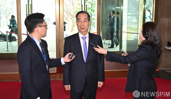 [서울=뉴스핌] 이길동 기자 = 한덕수 대통령 권한대행 겸 국무총리가 24일 정부서울청사로 직무에 복귀하기위해 출근하며 취재진에 입장을 밝히고 있다. 지난해 12월 27일 국회에서 탄핵안이 가결된 이후 87일 만이다. 헌법재판소는 이날 한 총리 탄핵심판 사건 선고 공판에서 헌재 재판관 8명 중 기각 5명; 각하 2명; 인용 1명으로 기각했다.2025.03.24.gdlee@newspim.com