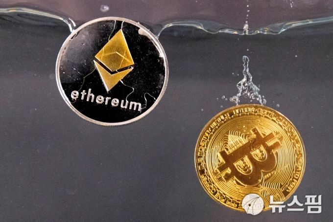 암호화폐 이더리움(좌)과 비트코인(우) 일러스트 이미지 [사진=로이터 뉴스핌]